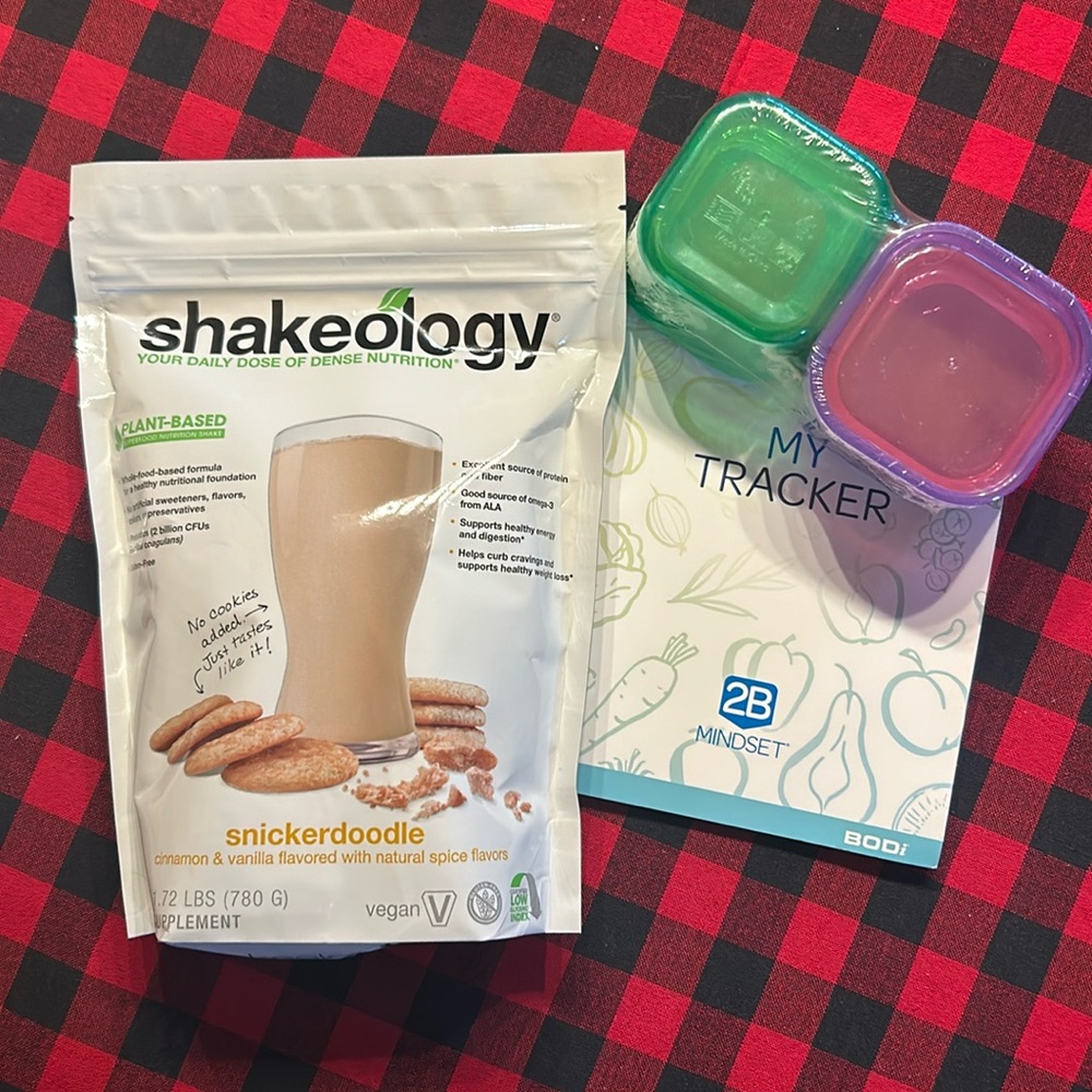 Beachbody Snickerdoodle with portion fix containers and 2B tracker book